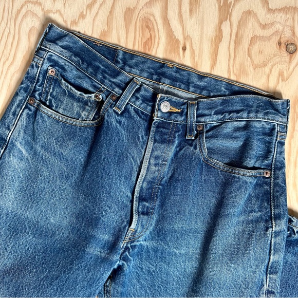 Lᴇᴠɪ’s 501 5 Pᴏᴄᴋᴇᴛ Bᴜᴛᴛᴏɴ Fʟʏ Jᴇᴀɴs - Picture 2 of 11